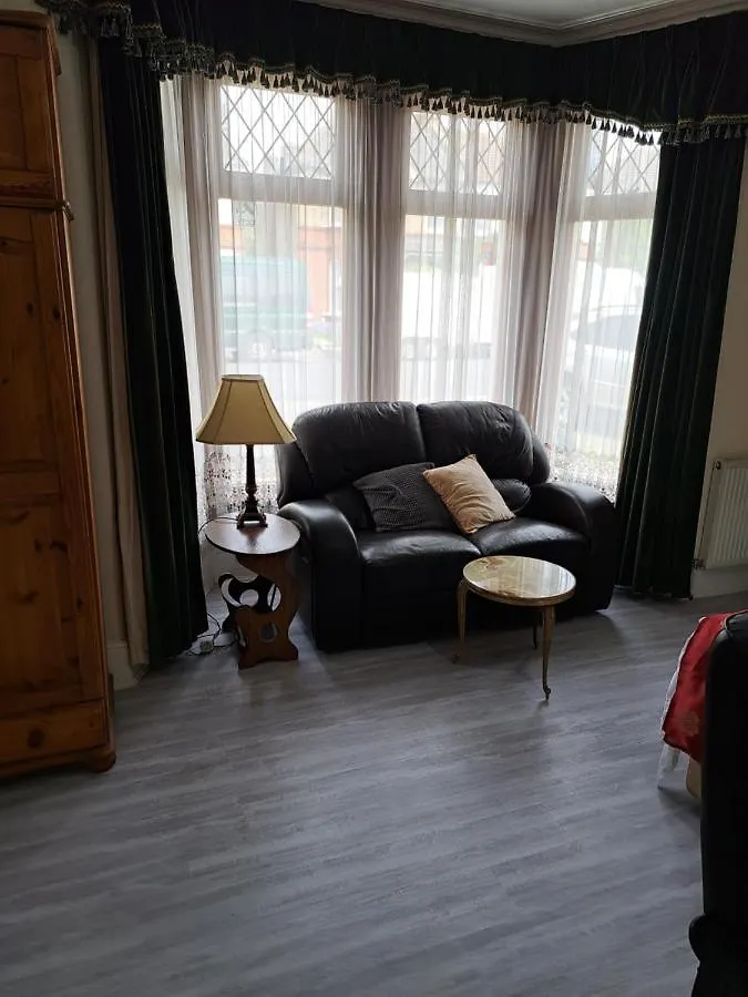 Luxury Double Bedroom London Seven Kings Train Station בריטניה