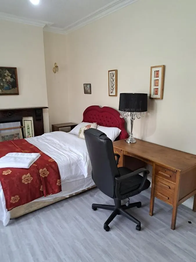 Luxury Double Bedroom London Seven Kings Train Station בית הארחה